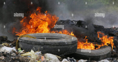 Moradores avenida 25 de febrero queman neumáticos en protestas por varías días sin energía eléctrica
