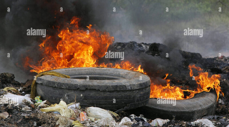 Moradores avenida 25 de febrero queman neumáticos en protestas por varías días sin energía eléctrica