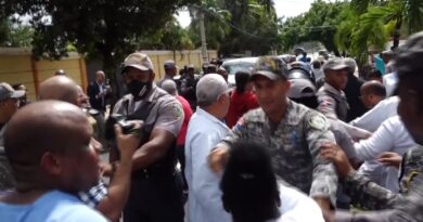Bombas, golpes y «piñazos» en protesta del Colegio Médico Dominicano frente al Palacio Nacional