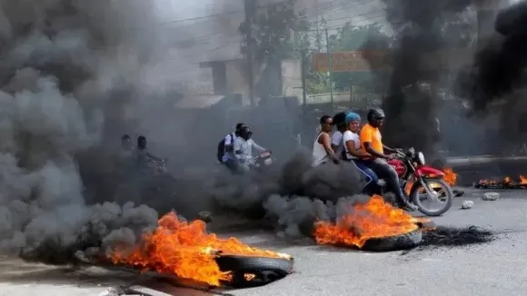 Guerra entre bandas tiene paralizado capital de Haití