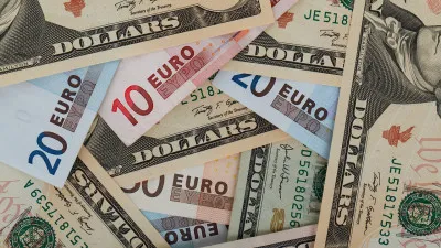 El euro cotizó por debajo del dólar por primera vez en veinte años