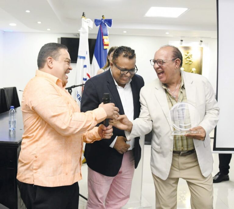 Inesperado reconociendo a Chucky Acosta durante conversatorio en Higüey