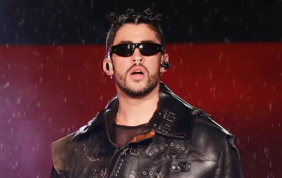 La polémica por el beso de Bad Bunny y un bailarín durante un concierto