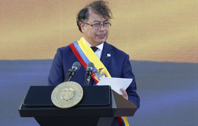 COLOMBIA: En su investidura, Petro insta al ELN dejar las armas