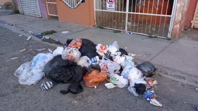Calles de Alma Rosa Segunda están llenas de basura