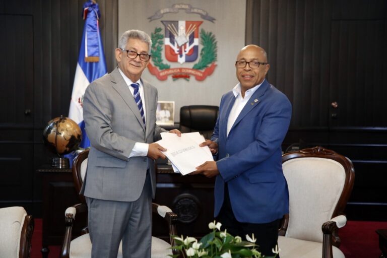 Cámara de Diputados recibe propuesta de modificación al Presupuesto que no incluye nuevas deudas