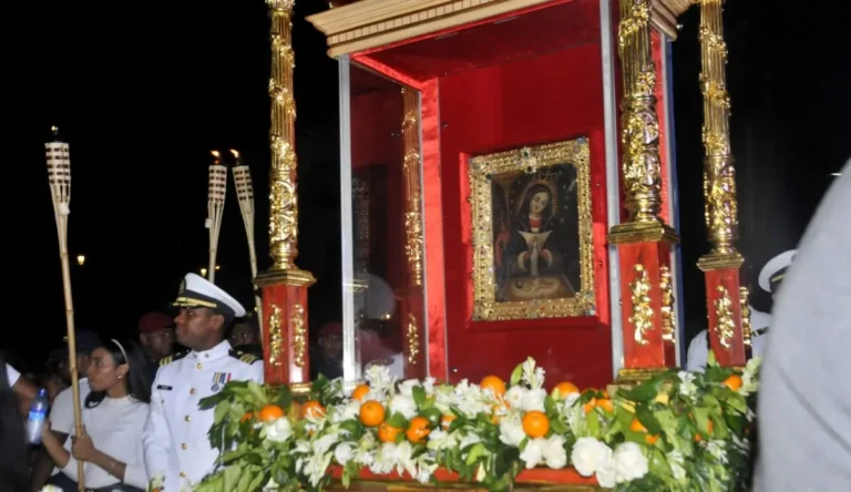 Cientos recibieron en la capital la imagen de la Virgen de la Altagracia