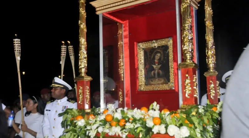 Cientos recibieron en la capital la imagen de la Virgen de la Altagracia