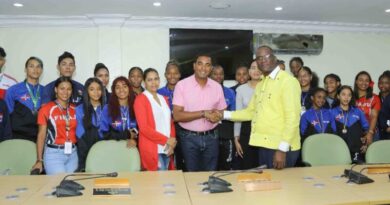 Alcalde Cristian Encarnación recibe delegación de Los Alcarrizos que obtuvo segundo y tercer lugar en torneo de Colombia