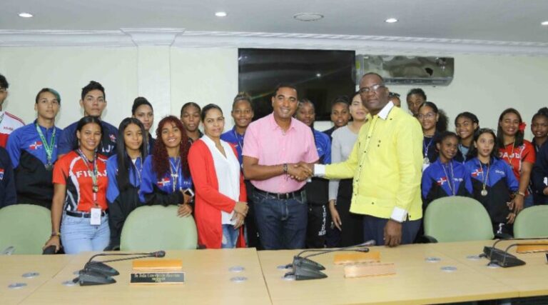 Alcalde Cristian Encarnación recibe delegación de Los Alcarrizos que obtuvo segundo y tercer lugar en torneo de Colombia