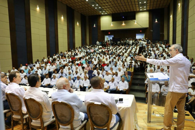 SJM: El Presidente entrega $687 millones para diversos proyectos