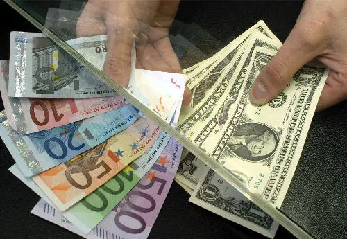 El euro despega de la paridad respecto al dólar tras un semana compleja
