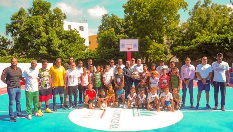 Gobierno dominicano y MIDEREC entregan restaurada y con luces cancha de Cristo Rey