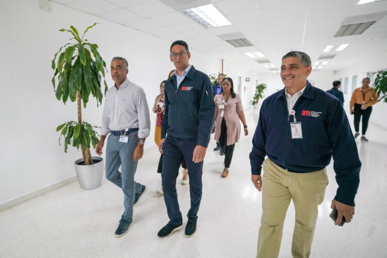 MINISTRO DE LA PRESIDENCIA VISITA INSTALACIONES DEL SISTEMA 9-1-1 EN SANTIAGO
