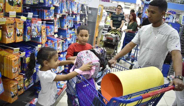 Padres se endeudan hasta por 18 meses para enviar hijos a escuelas