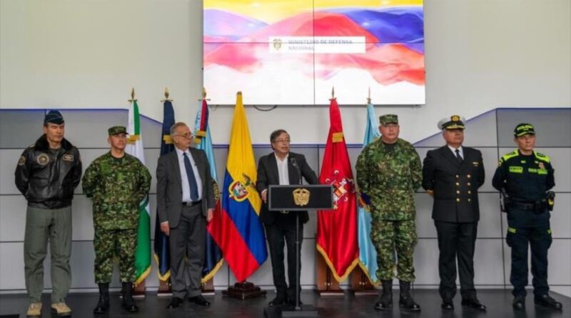 COLOMBIA: Petro renueva cúpula militar; reanuda diálogos con ELN