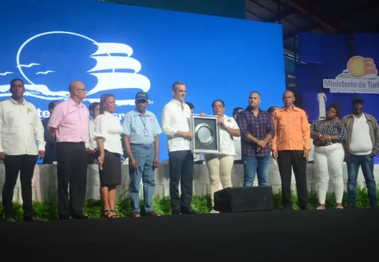 Presidente presenta plan ordenamiento a vendedores playas