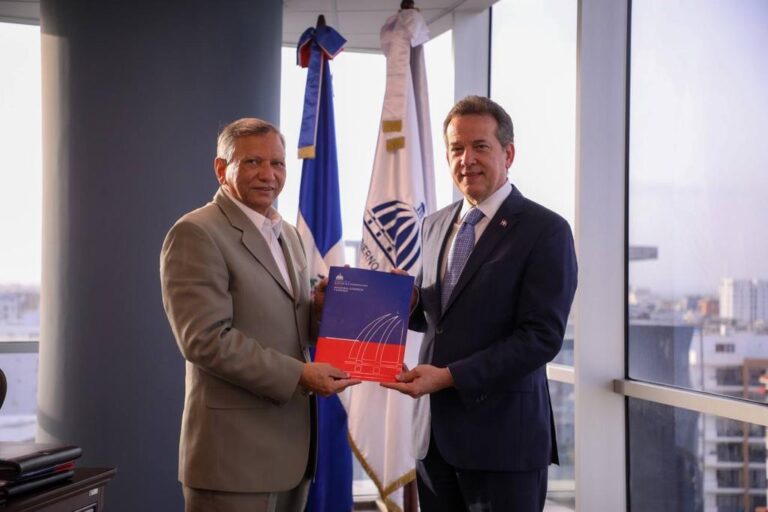MICM otorga a Refidomsa su primera licencia de importación de combustible en 49 años de historia
