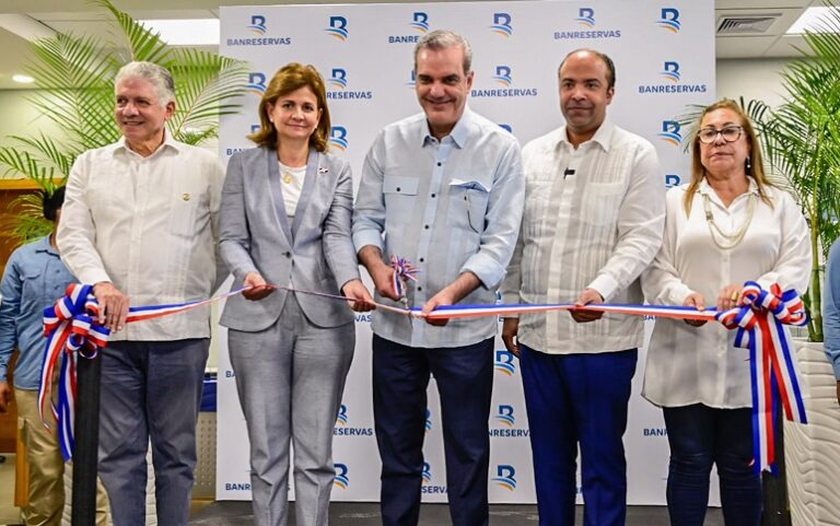 SANTIAGO: El Presidente y la Vice asisten inauguración sucursal BR
