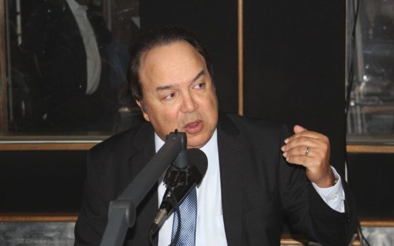 Vinicito Castillo dice Danilo apoyaría reelección de Abinader a cambio destitución de Yeni Berenice