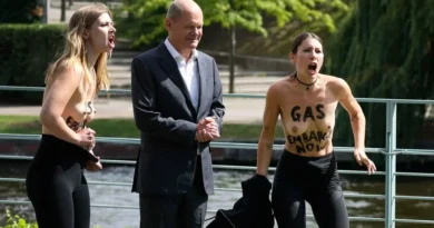 Mujeres con los pechos al aire protesta contra el canciller alemán