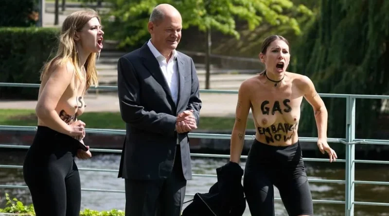 Mujeres con los pechos al aire protesta contra el canciller alemán