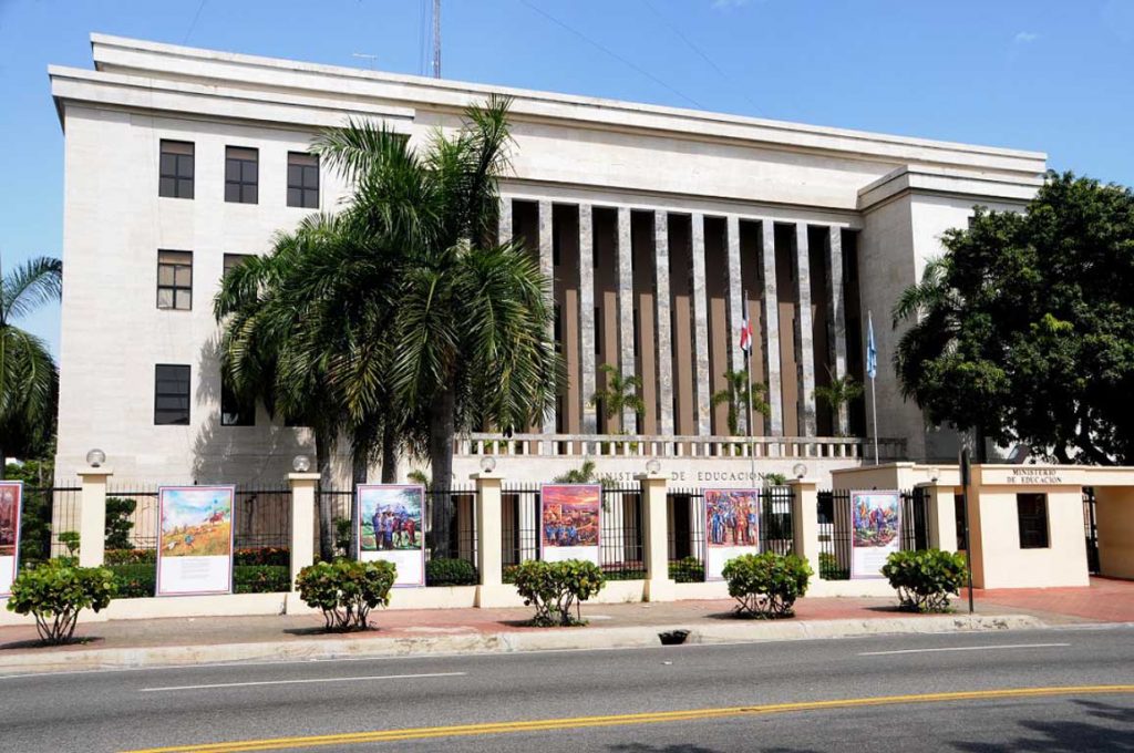 Embargan cuentas del Ministerio de Educación por incumplir sentencia del Constitucional