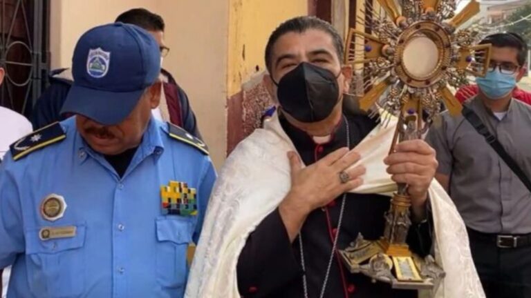 Policías asaltan curia en Nicaragua y secuestran a Monseñor Alvarez