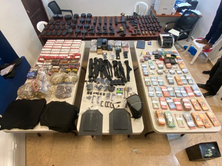 Apresan dos personas en Santiago tras incautar más de 4 millones de pesos y seis fusiles