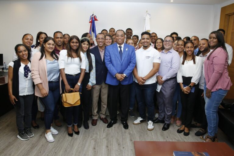 Contralor Catalino Correa recibe jóvenes de María Trinidad Sánchez participantes en el programa "Un viaje por mi Patria", de Supérate