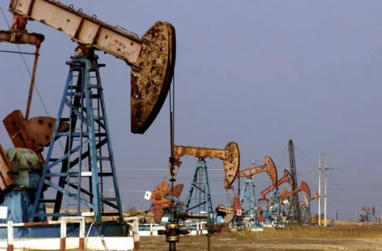 El petróleo de Texas abre con una caída del 5,21 %, hasta 87,29 dólares