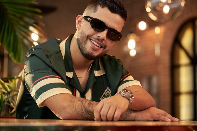 Arbby debuta con 'Esa Boquita', una historia de amor y seducción