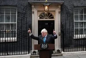 Boris Johnson presenta su dimisión a la reina Isabel II