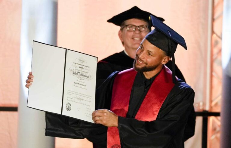 Curry logra el triple más importante de su vida; se gradúa de sociólogo