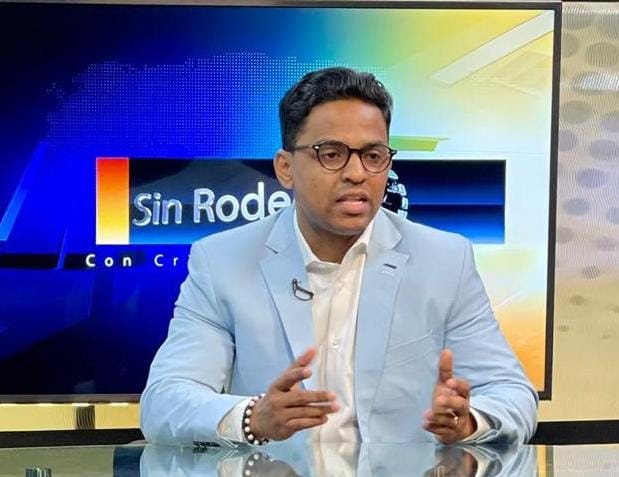 Larry Suero inscribe "bajo acto de alguacil" candidatura en el PRM