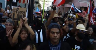 Manifestantes llevan electrodomésticos dañados frente a sede del Gobierno de Puerto Rico en modo de protesta