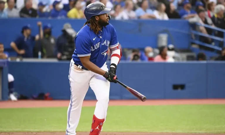 Vladimir Guerrero Jr. pega jonrón de tres vueltas ante Filis