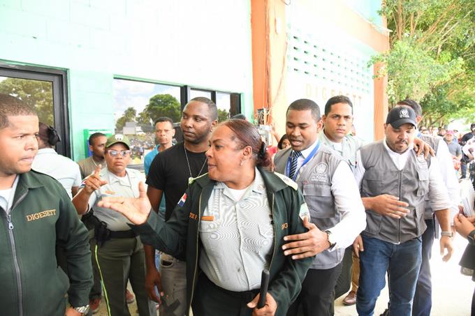 Presentan acusación contra coronela agredió a Defensor del Pueblo