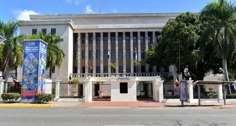 Posponen el inicio del año escolar debido al paso de tormenta Fiona