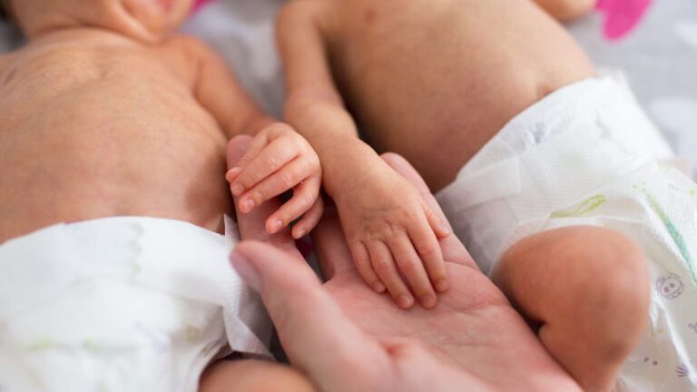 ¡Hay bobo! Mujer quedó embarazada de mellizos, pero son de diferentes padres