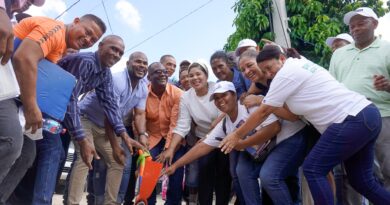 Alcalde de Los Alcarrizos da el primer picazo para la construcción de aceras y contenes