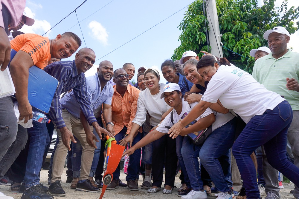 Alcalde de Los Alcarrizos da el primer picazo para la construcción de aceras y contenes