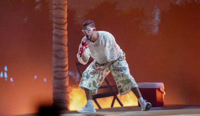 Bad Bunny desborda emociones en el primero de dos conciertos en el Estadio Olímpico «Félix Sánchez»