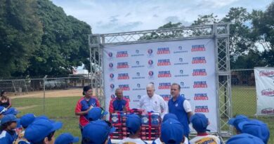 Beisbol del Caribe y Banreservas donan utilería Liga Quique Cruz