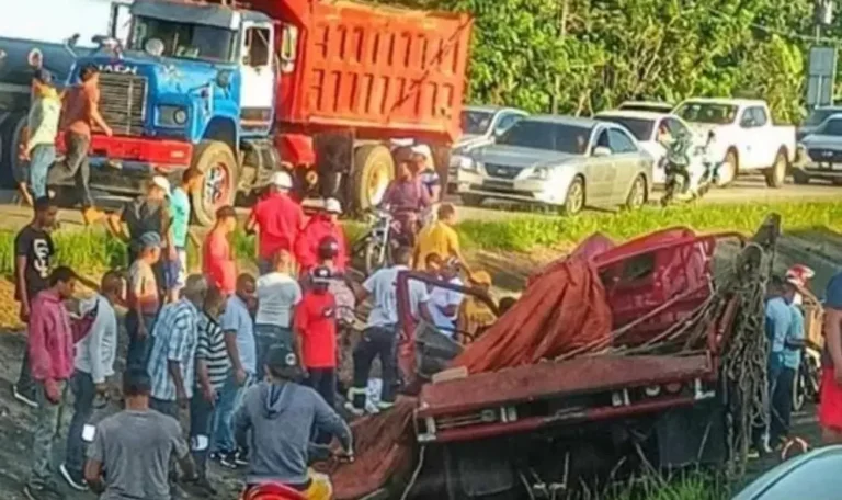 Camión choca cuatro personas autopista Duarte