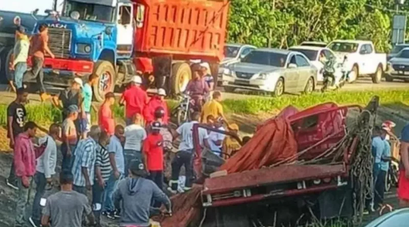 Camión choca cuatro personas autopista Duarte