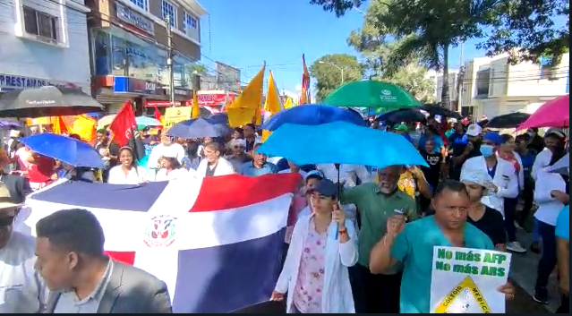 SFM: Cientos marchan en contra de los “abusos” de las ARS y AFP