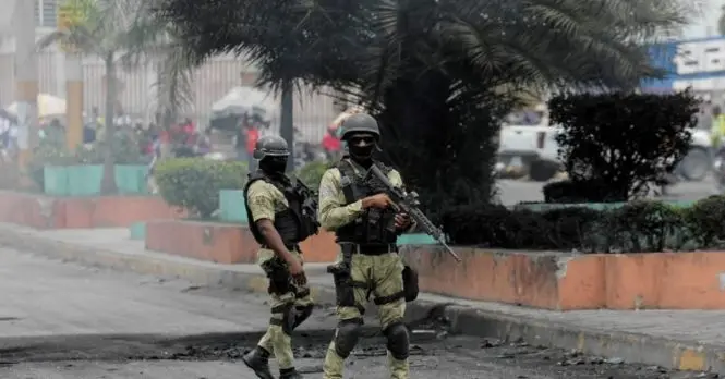 Estados Unidos se suma a Canadá en entrega equipo policial a Haití