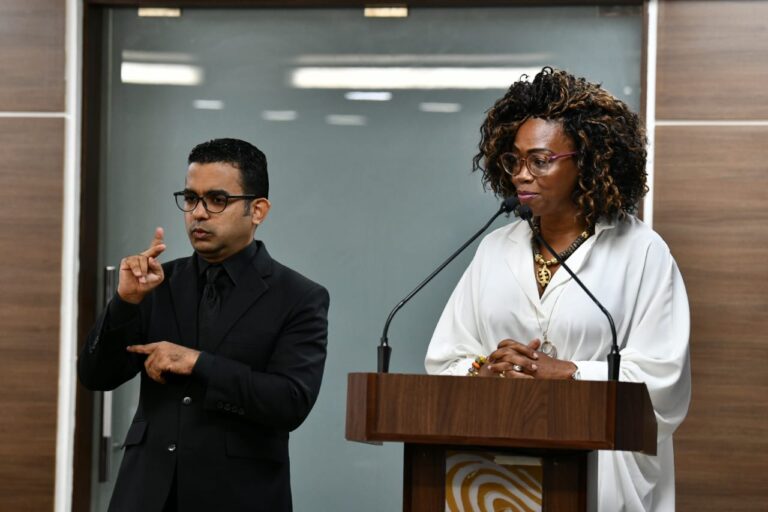 Exvicepresidenta de Costa Rica aboga por una democracia paritaria; felicita en RD se haya puesto en debate el tema