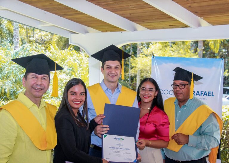 FENCOOP y CooperativaSan Rafael realizan primera graduación del Programa de Formación Integral paraDirigentes Cooperativistas.